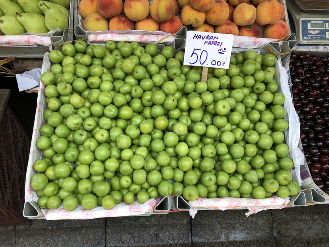 Kerspruimen op de markt in Istanbul