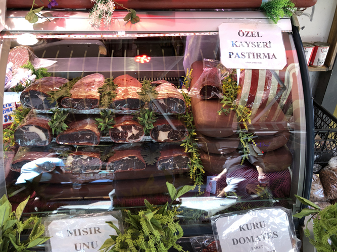 Pastirma op de markt in Istanbul