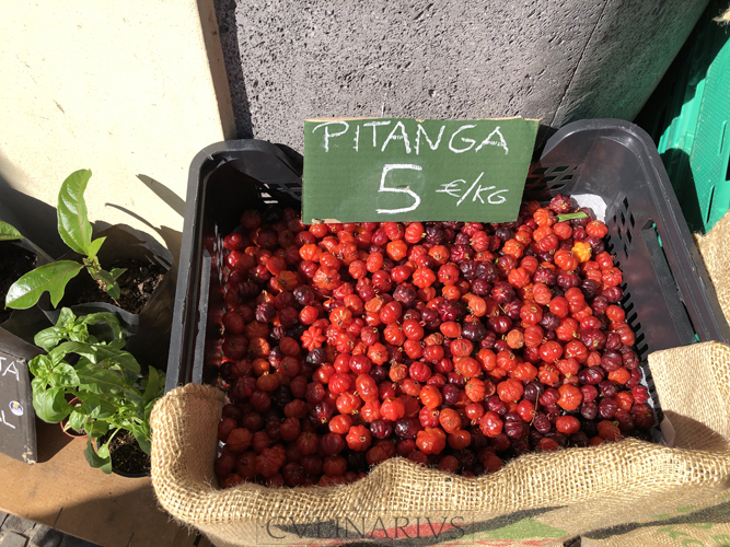 Pitanga op de markt in Funchal, Madeira